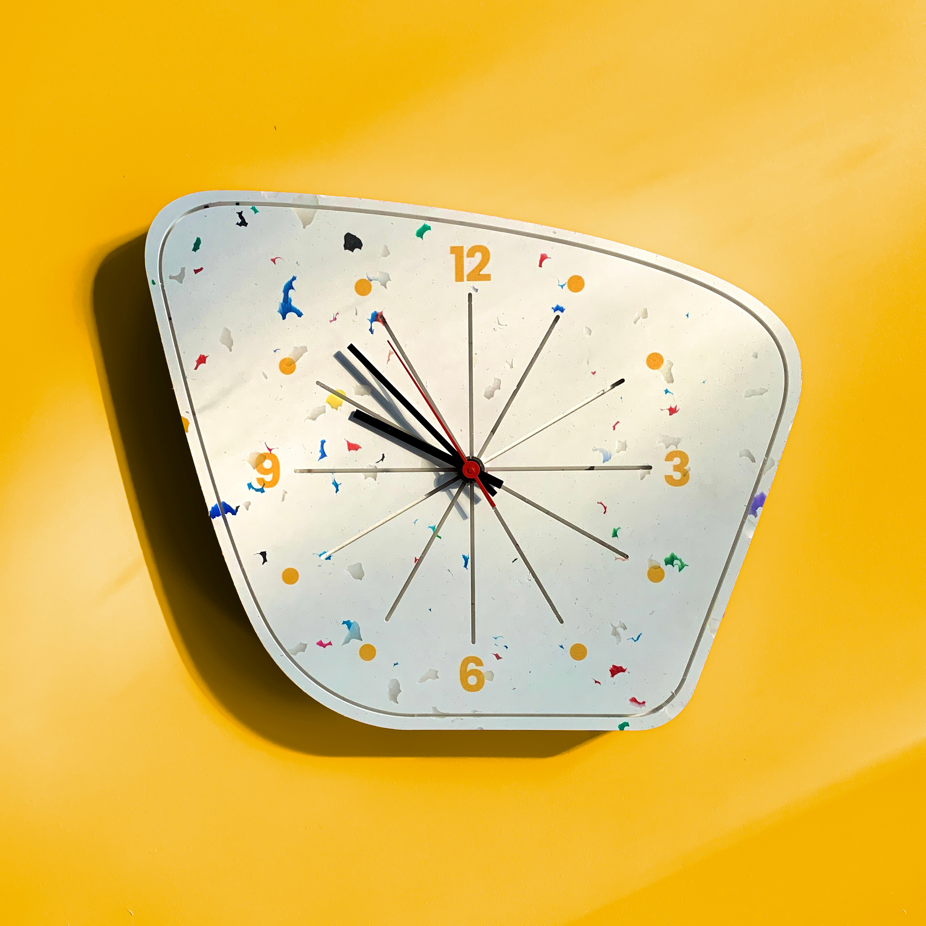 horloge plastique recyclé jaune