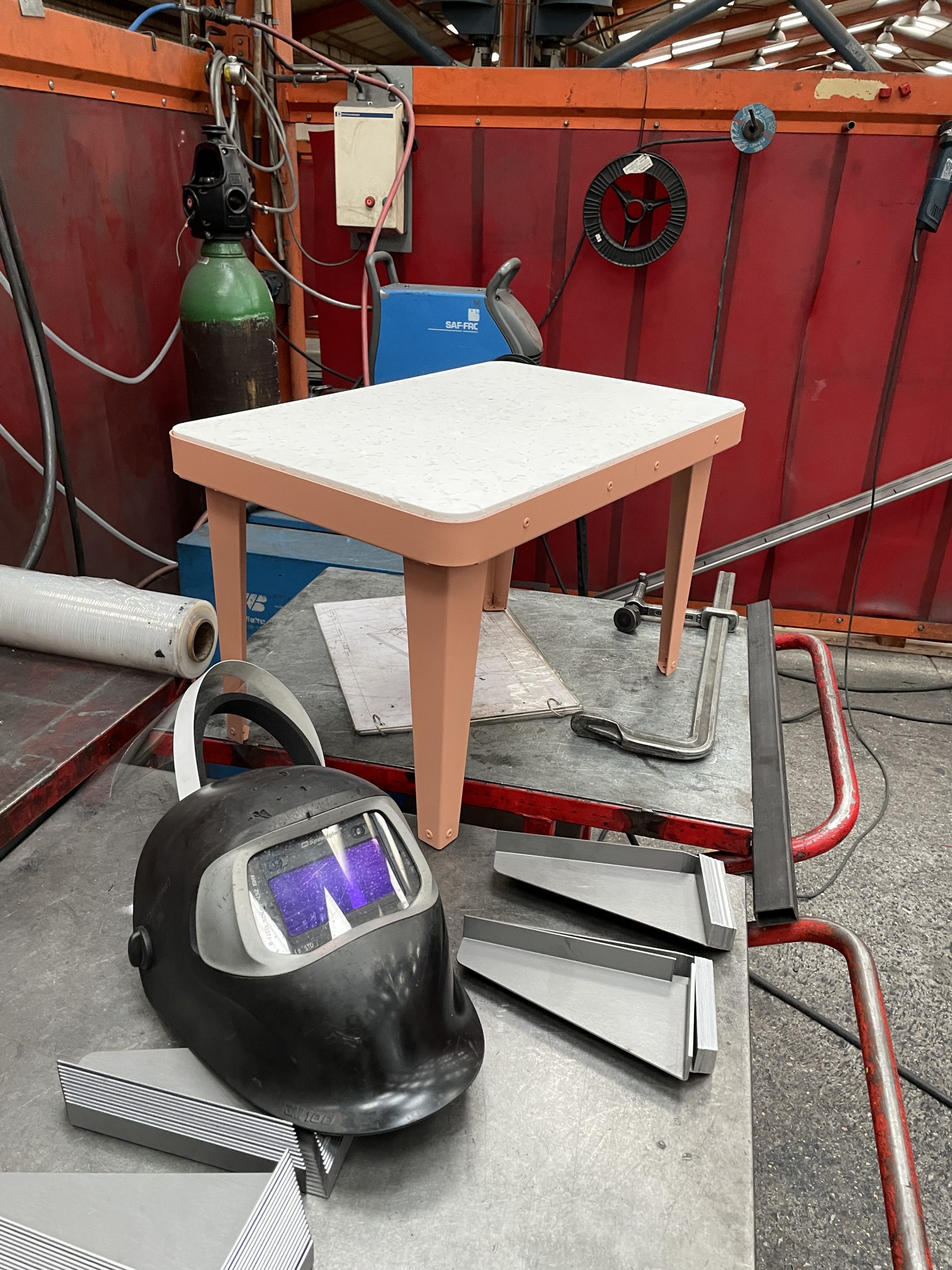 table basse terracotta réversible en fabrication